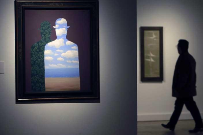 ‘La Belle Société’, de Magritte, es una de las piezas destacadas de la propuesta expositiva. Al fondo, ‘Pájaros’, de Óscar Domínguez-Raúl Ochoa