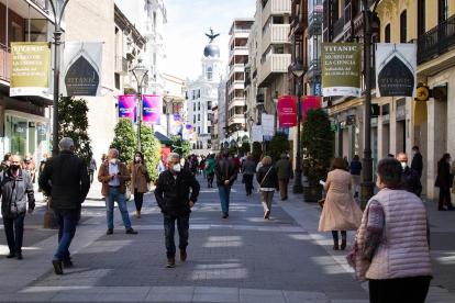<p> Gente camina por la calle Santiago de Valladolid. - EUROPA PRESS </p>