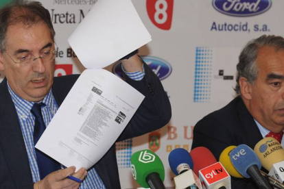 Miguel Ángel Benavente muestra parte de la documentación enviada a ACB en presencia de Fernando Andrés, ayer.-ISRAEL L. MURILLO