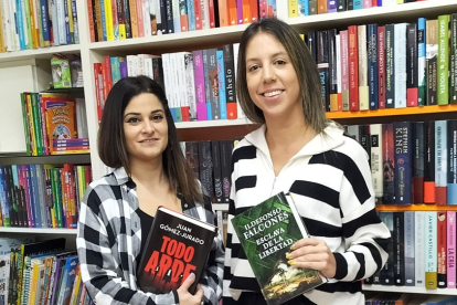 María (izquierda) y Lara, de la Librería Margof de Gamonal. DARÍO GONZALO