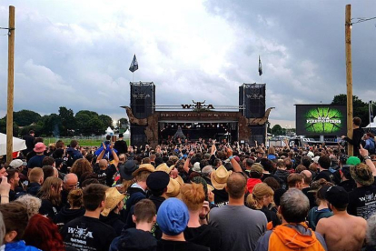 Aficionados al Heavy Metal asisten al Festival Wacken Open Air, en Wacken, Alemania.-EFE