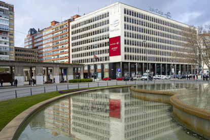 Sede de la dirección provincial territorial de Ibercaja en Burgos, en la plaza de España. / ISRAEL L. MURILLO