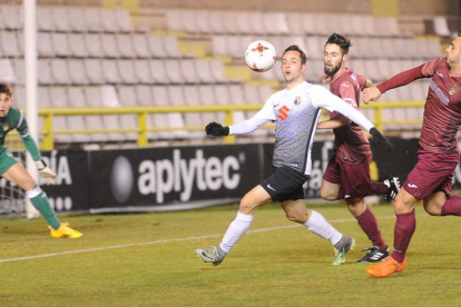 Carlos Álvarez, que ayer acabó con su sequía goleadora, pelea por un balón perseguido por dos defensores del Pontevedra-Israel L. Murillo