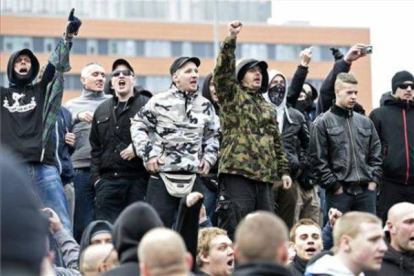 Manifestantes neonazis durante la protesta islamófoba, este sábado, en Hannover.-Foto:FABIAN BIMMER / REUTERS