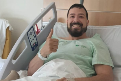 Andrés Alonso se muestra sonriente tras la operación. FOTO CEDIDA POR EL BALONMANO BURGOS