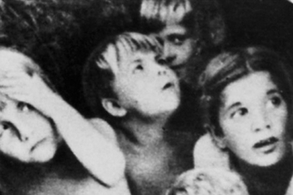 Niños durante un bombardeo en Stalingrado.