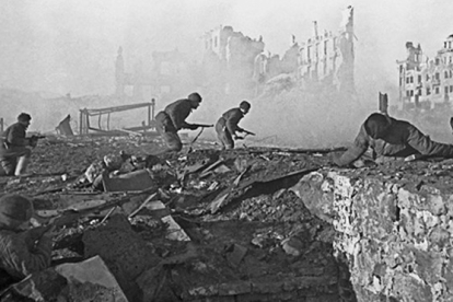 Soldados rusos toman un edificio en Stalingrado, en noviembre de 1942. 