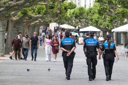 Los agentes de Policía Local en el paseo del Espolón durante un turno por el centro de la ciudad. TOMÁS ALONSO