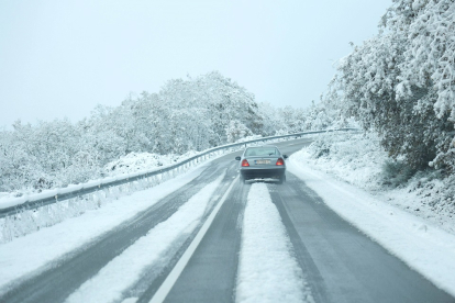 Nieve en una carretera de la provincia de Salamanca. Archivo - ICAL