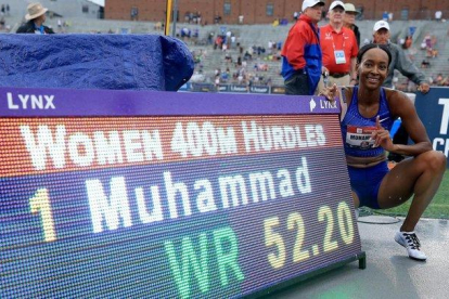 La atleta norteamericana posa con el récord mundial conseguido en Iowa.-