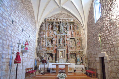 El retablo, que se encuentra muy dañado por la carcoma, cuenta con numerosas figuras incluidas en varios conjuntos.-ECB