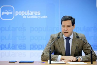 El presidente del Comité Organizador del 13 Congreso del PP de Castilla y León, Raúl de la Hoz, informa del contenido de su primera reunión-ICAL