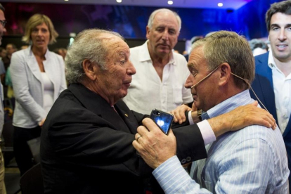 Núñez saluda a Clemente tras el acto de los 25 años de Wembley.-JORDI COTRINA