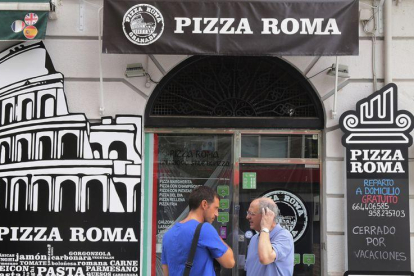 Fachada de la pizzería que regentaba Ana Huete junto a su pareja, en Granada.-EFE / PEPE TORRES