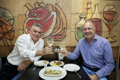 SARDINAS. Paco Espinosa (i) y José Luis López Cerrón brindan con verdejo antes de comer unas sardinas con aceite y cebolla.-Pablo Requejo