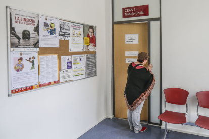 Una mujer se dispone a entrar en el despacho de una trabajadora social.ECB