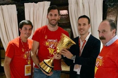 Hortigüela, Sancho y Sainz posan con Rudy Fernández y el trofeo de campeones del mundo.-TWITTER / @SANPABLOBURGOS