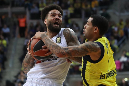 Taylor avanza ante la oposición de un rival-EFE / ERDEM SAHIN