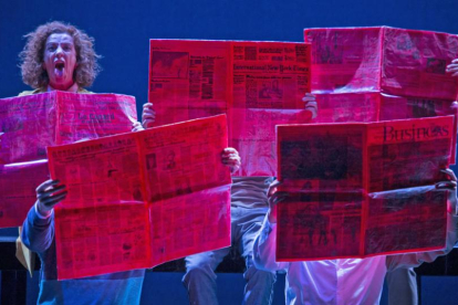 Un momento del espectáculo donde los actores ‘juegan’ con periódicos.-ECB