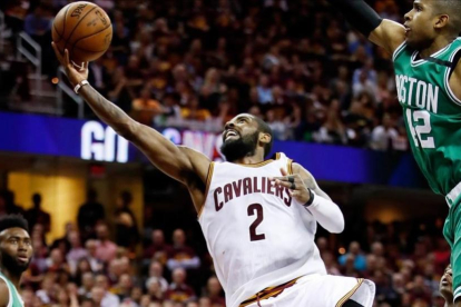 Kyrie Irving alcanzó su máxima anotación de siempre en los play-offs de la NBA con 42 puntos.-GREGORIO BORGIA
