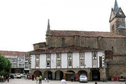 Se instalarán más de una veintena de proyectores led en los soportales de la Plaza Sancho García.-ECB