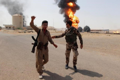 Los civiles intentan llegar a las zonas controladas por los Peshmerga kurdos. En la imagen dos de sus combatientes cerca de Kirkuk.-REUTERS / AKO RASHEED