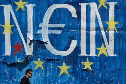 Grafiti en una calle de Atenas contra el plan propuesto por los acreedores de Grecia.-Foto: AP / PETROS GIANNAKOURIS