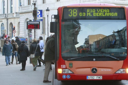 Autobús urbano de Burgos en los soportales de Antón. ECB