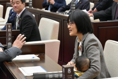 Yuka Ogata en el pleno con su bebé.-IK/DEG (REUTERS)