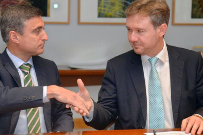 Rafael Barbero y Javier Lacalle sellan el acuerdo.-SANTI OTERO