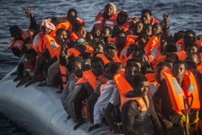 Refugiados e inmigrantes subsaharianos esperan ser rescatados por Proactiva Open Arms frente a la costa de Libia.-AP / SANTI PALACIOS
