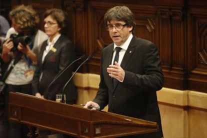 Carles Puigdemont, ayer, en el Parlament.-JULIO CARBÓ