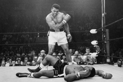 El 25 de mayo de 1965 Muhammad Ali, aún llamado entonces Cassius Clay, en su enfrentamiento con Sonny Liston, en Maine.-AP / JOHN ROONEY