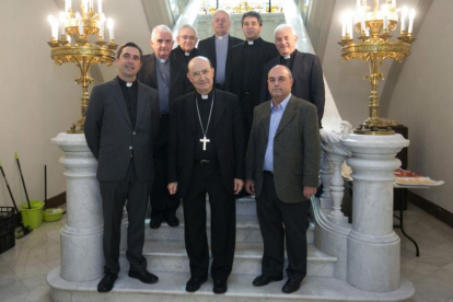 El nuevo consejo consejo de gobierno de la diocesis con el arzobispo Fidel Herráez.-RAÚL G. OCHOA