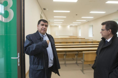 Juan ManuelManso y Alfonso Murillo, durante la visita a uno de los pabellones.-RAÚL G. OCHOA