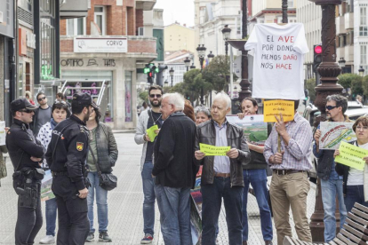 Vecinos de La Bureba se manifiestan frente a la Subdelegación del Gobierno.-SANTI OTERO