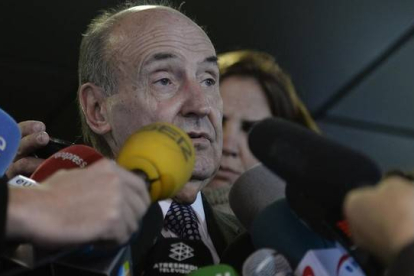 El abogado de la infanta Cristina Miquel Roca, este lunes, 22 de diciembre, en Barcelona.-Foto: AFP / JOSEP LAGO