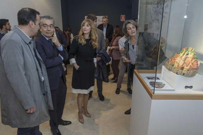 Mar Sancho (i.) con Antón (i.), Roberto Saiz y la directora, Marta Negro, durante la inauguración de la exposición.-Santi Otero