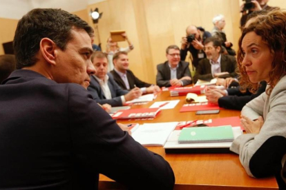 Pedro Sánchez, reunido con el equipo negociador del PSOE, este viernes en el Congreso.-JUAN MANUEL PRATS