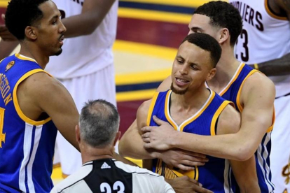 El base de los Warriors, Stephen Curry, se encara con un árbitro durante el sexto partido de la final de la NBA-JASON MILLER / AFP
