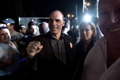 El ministro de Finanzas griego, Yanis Varoufakis, durante la manifestación por el 'no' este viernes en la plaza Sintagma de Atenas.-Foto: AFP / ARIS MESSINIS