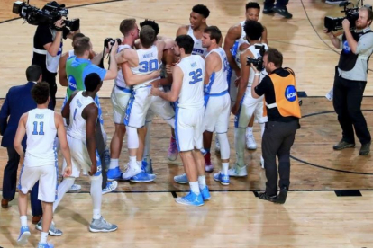 Los Tar Heels de Carolina del Norte celebran la victoria ante los Bulldogs de Gonzaga.-AFP / CHRISTIAN PETERSEN