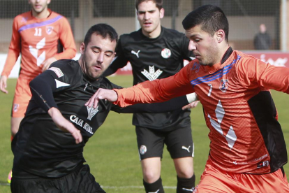 Edu Ruiz, de negro, en el choque ante el Burgos Promesas.-RAÚL G. OCHOA