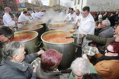 Miembros de la cofradía cocinan los titos.-ISRAEL L. MURILLO