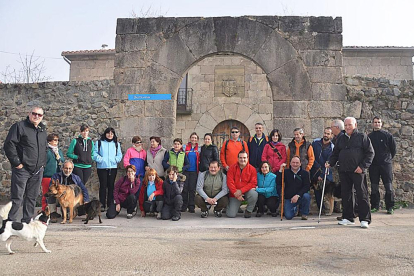 Miembros de Fas Tirón durante la visita realizada para conoce Santa Cruz de Valle Urbión-ECB
