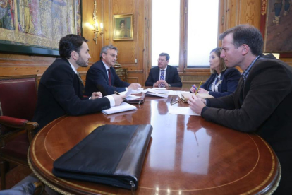 Representantes de Protección Civil y Diputación durante la reunión de ayer.-RAÚL G. OCHOA