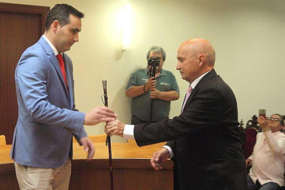 Álvaro Morales, alcalde de Briviesca, recibe el bastón de mando.-G.G.