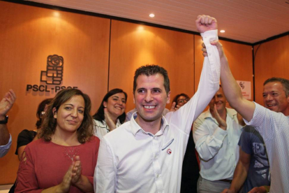 El ya nuevo secretario regional del PSOE celebra la victoria tras las votaciones-Miriam Chacón