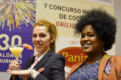La burgalesa (izq) junto a la presidenta de la Asociación de Sumilleres de Burgos, Alba Nely Rosso (dch).-ECB