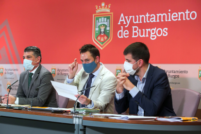 Rueda de prensa del alcalde de Burgos, Daniel de la Rosa, el vicealcalde, Vicente Marañón y el concejal de Hacienda, David Jurado. TOMÁS ALONSO